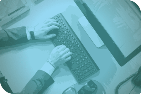 Una persona usando un teclado en una computadora.