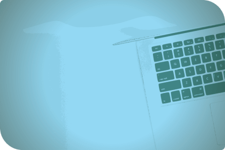 Un teclado de computadora en una mesa.