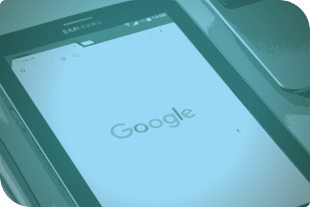 Una pantalla de un dispositivo móvil muestra Google.