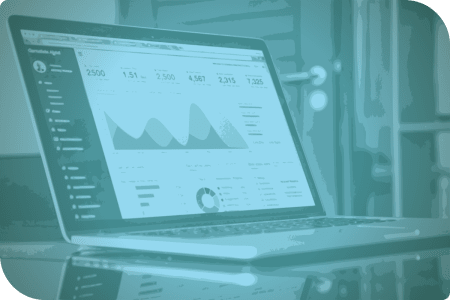 La computadora está abierta y mostrando un gráfico de datos.