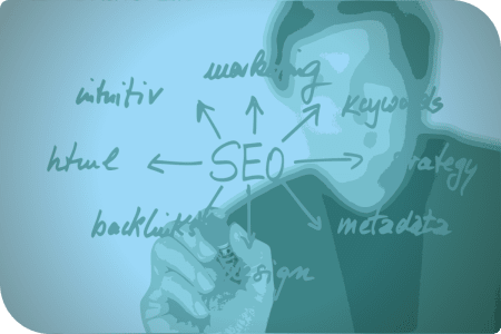 Un hombre escribe en una hoja con palabras relacionadas con SEO.