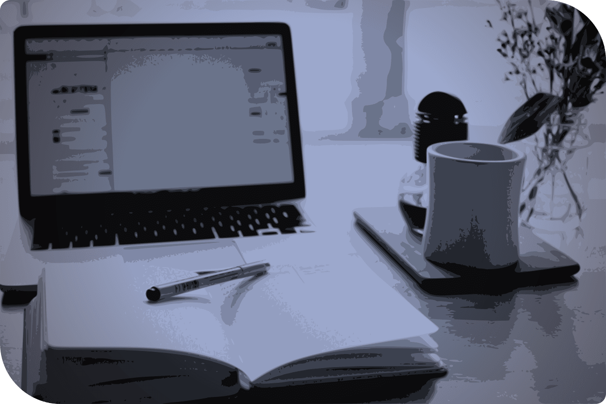 Un libro abierto y una taza de café en una mesa.