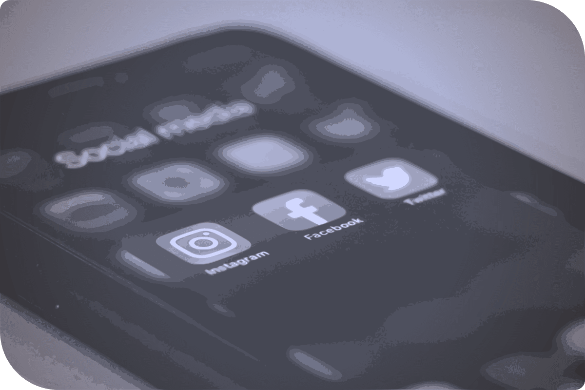 La pantalla de un celular con las aplicaciones Facebook, Instagram y Twitter.