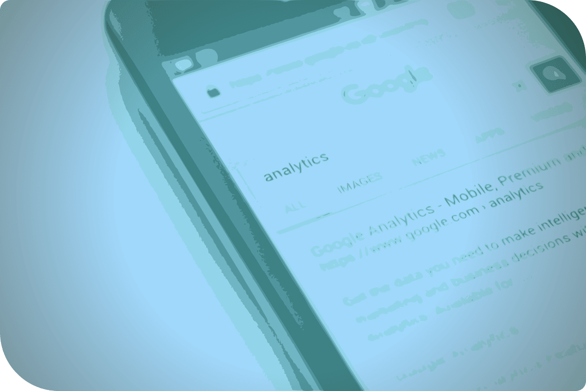 La pantalla de un celular muestra la página de Google Analytics.