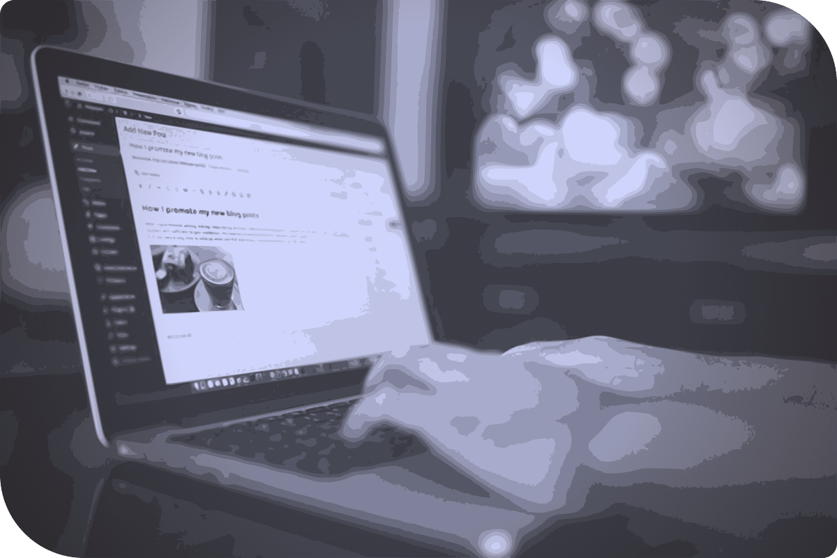 Una persona usa su computadora en su casa.