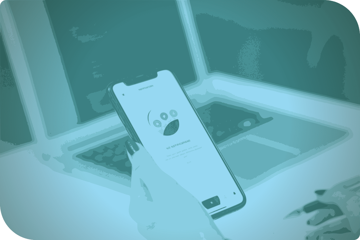 Una persona está usando su celular en una mesa.