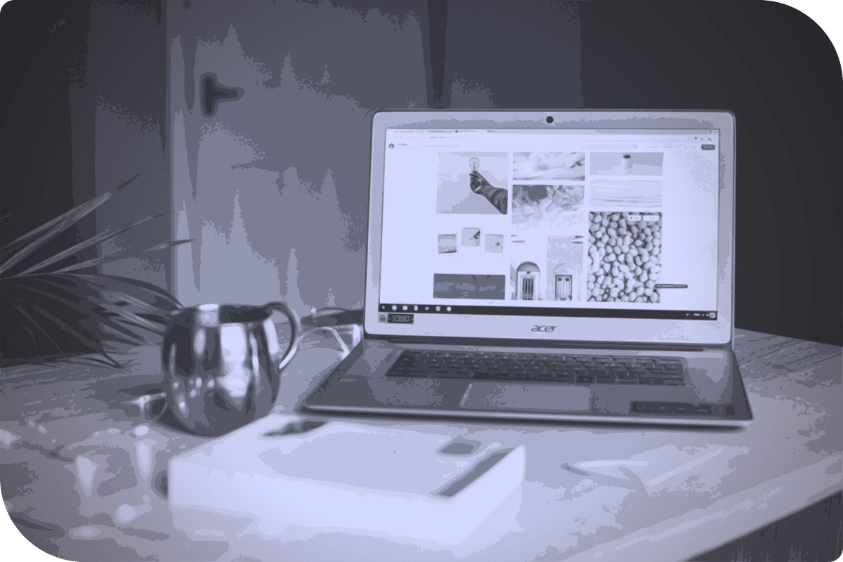 Laptop con una página web abierta en una mesa.