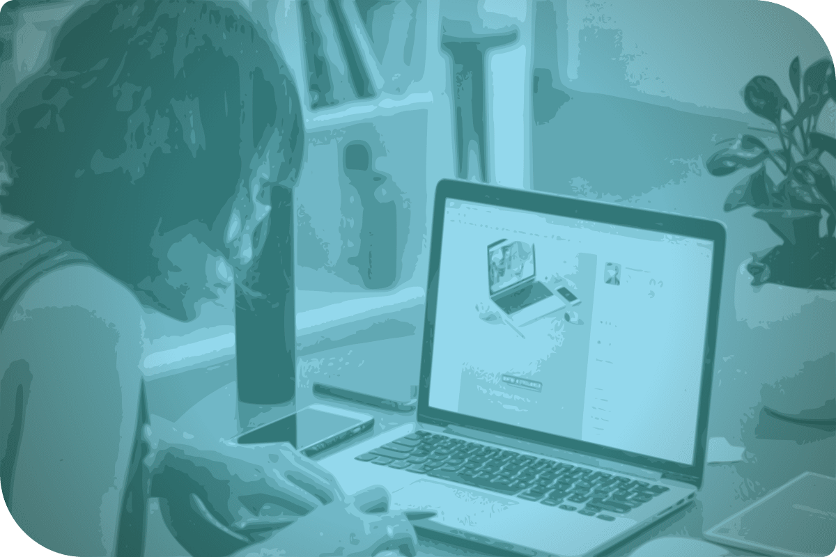 Una mujer está trabajando en su computadora.