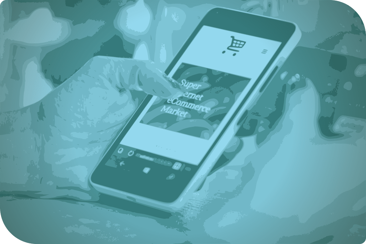 Una persona está usando su celular para ver un sitio web de comercio electrónico.