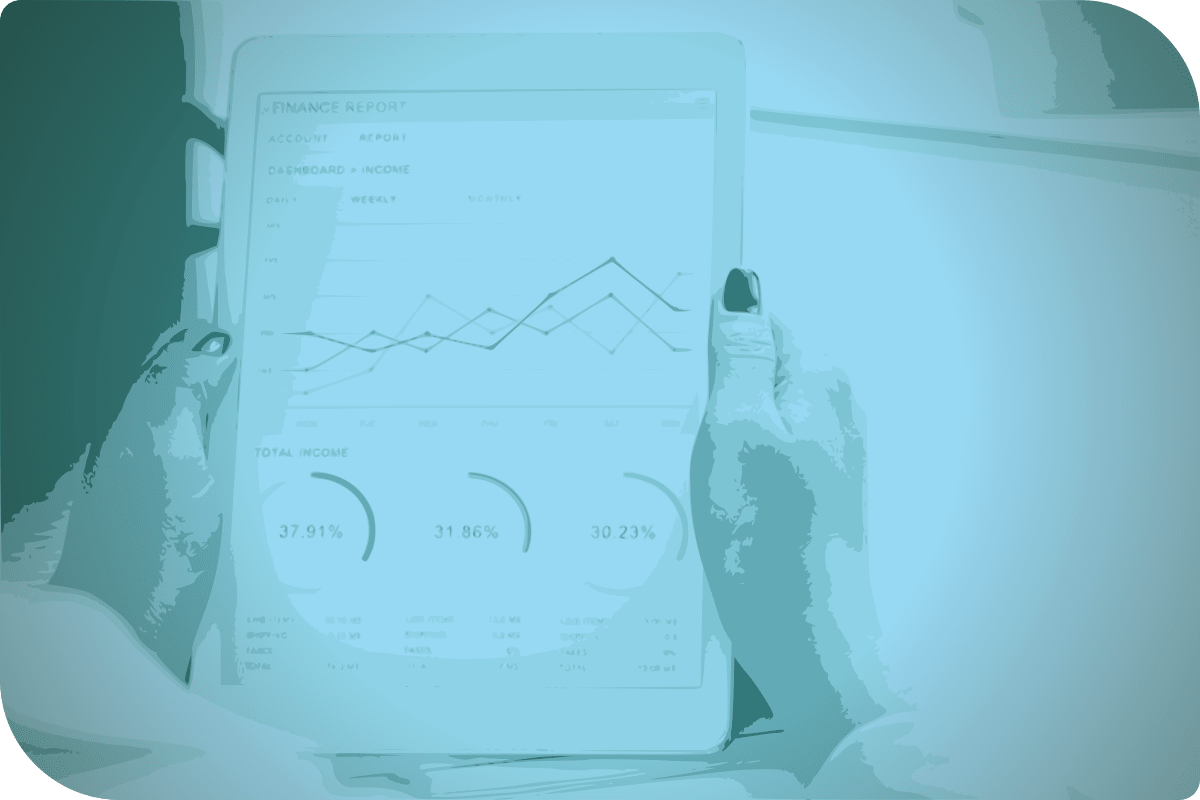 Una persona usa un dispositivo electrónico para ver información financiera.