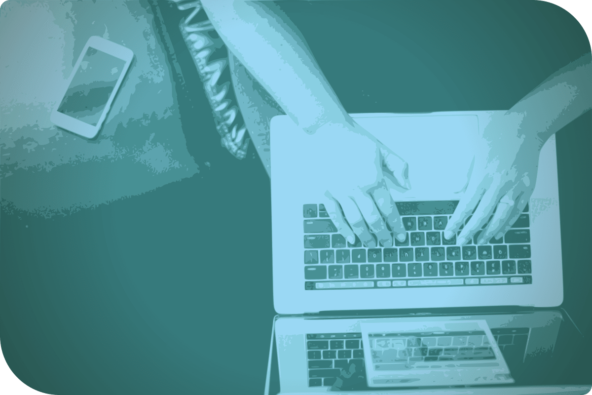 Una persona usando un teclado en un ordenador.