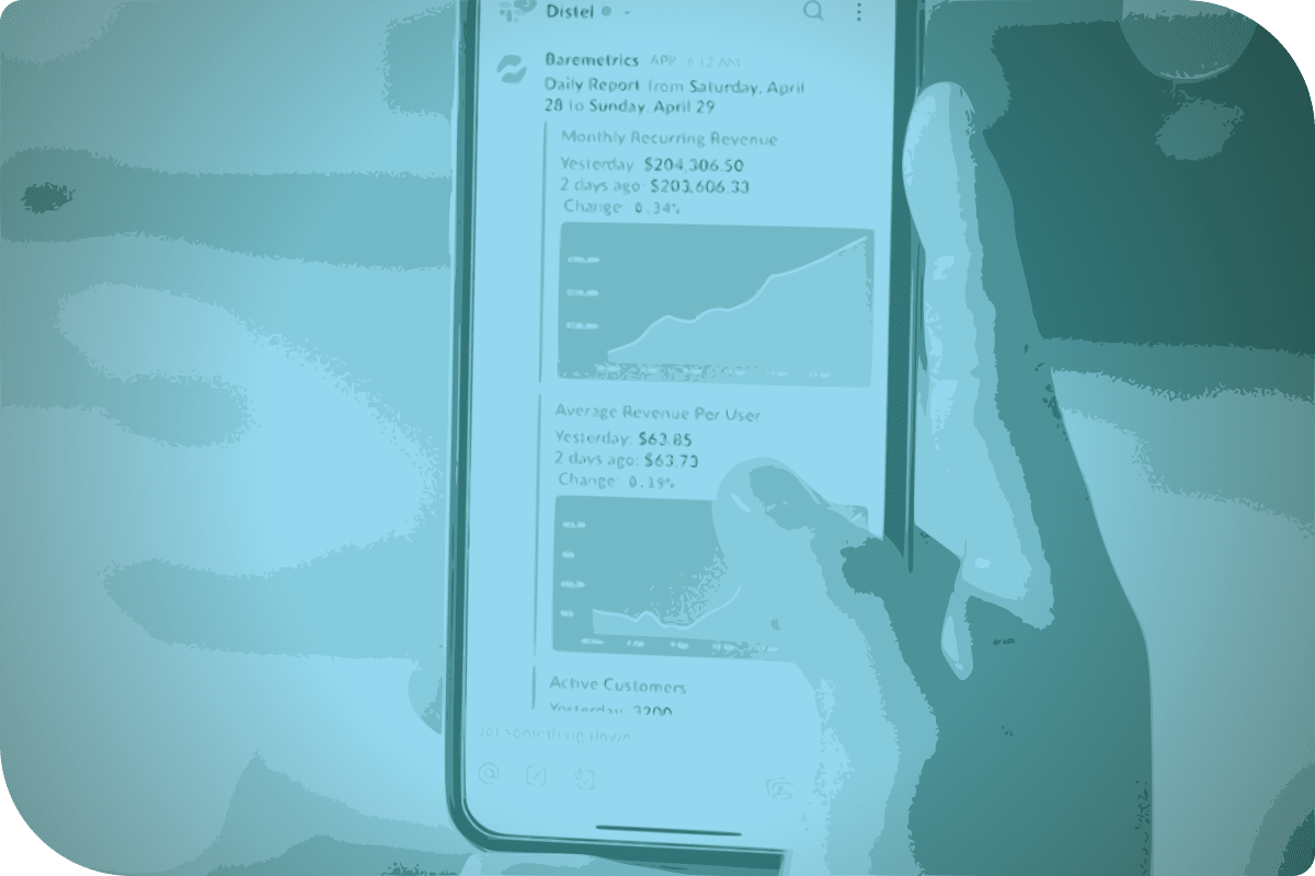 Una persona está usando su celular para ver información financiera.