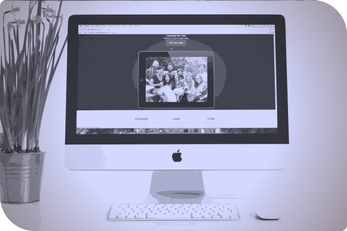 La pantalla de un ordenador Apple muestra una imagen de una familia.