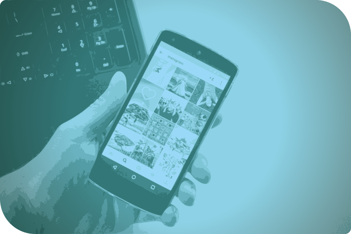 Una persona sostiene un celular en su mano y muestra una pantalla con imágenes.