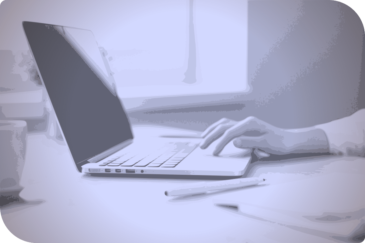 Una persona está trabajando en su computadora.