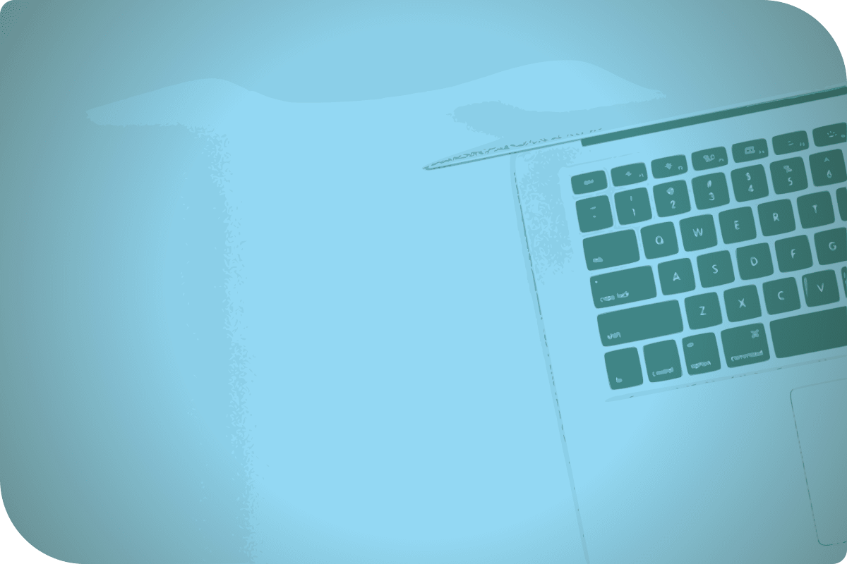 Un teclado de computadora en una mesa.