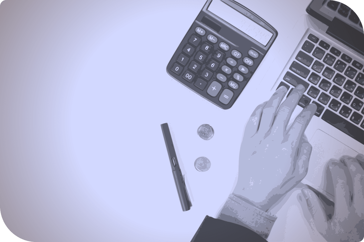 Una persona usa un teclado y un calculador para hacer cálculos.