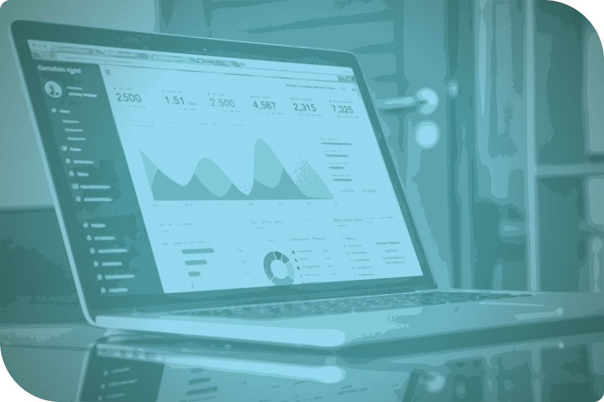 La computadora está abierta y mostrando un gráfico de datos.