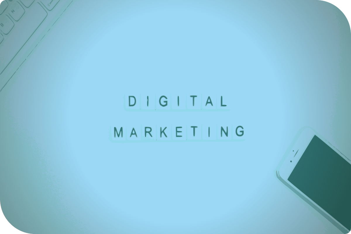 "Digital Marketing" en letras blancas en un fondo verde.