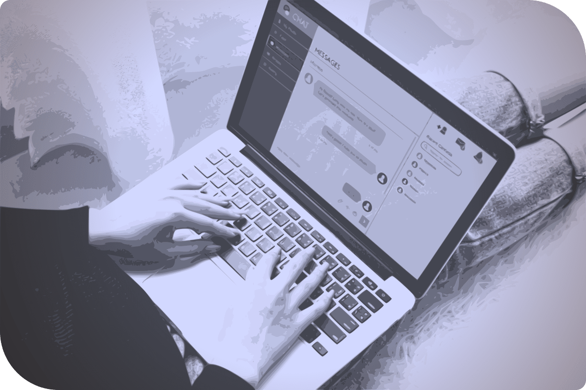 Una persona usando un laptop en una habitación.