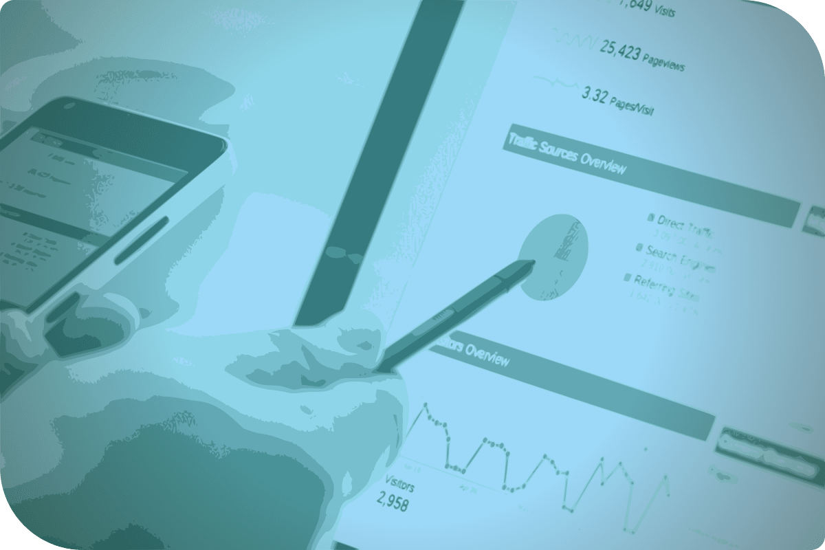 Una persona está usando un dispositivo móvil para acceder a un informe en un pantalla.