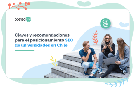 Un grupo de personas se reúne en un escalón para discutir y trabajar en su posicionamiento en el SEO.