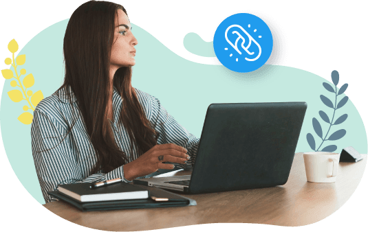 Una mujer con cabello largo y un estilo de vestimenta de estilo empresarial, usando un laptop en una mesa.