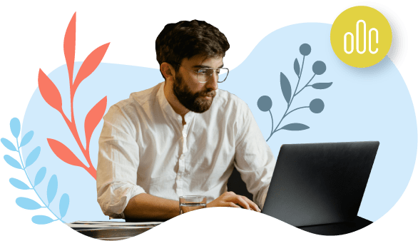 Un hombre con gafas y una barba, usando un laptop.