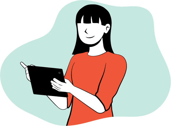 Una mujer joven está usando un dispositivo electrónico, tal vez un iPad, y sonriendo mientras lo hace.