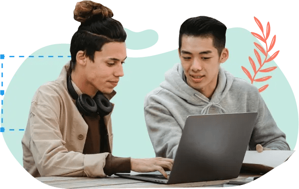 Dos jóvenes usan sus computadoras en un espacio común.