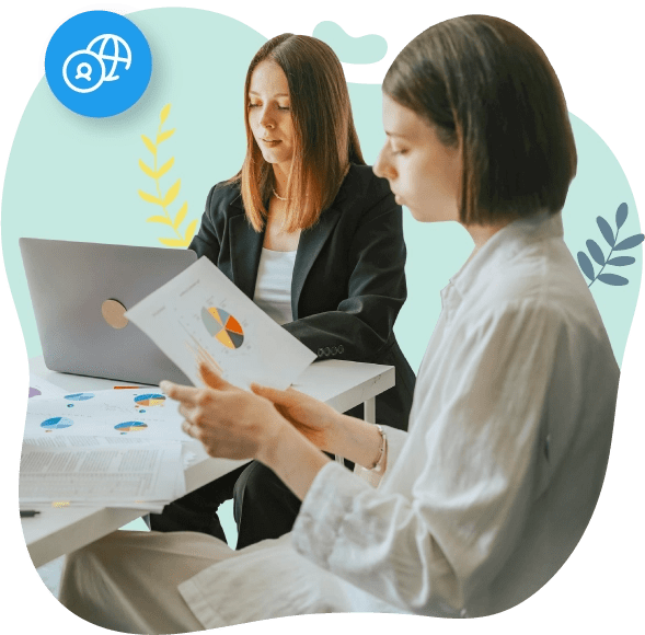 Dos mujeres trabajando juntas en un informe.