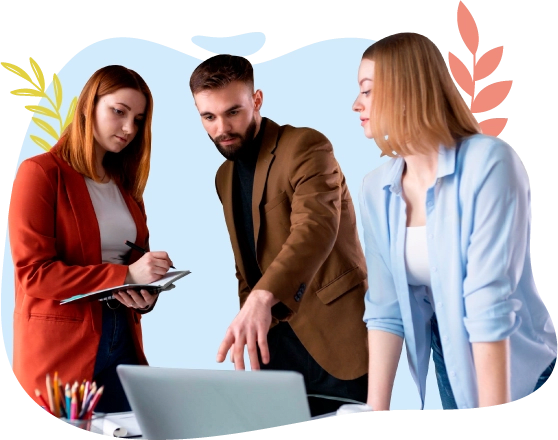 Tres personas están trabajando juntas en un equipo.