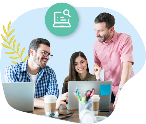 Tres personas trabajan juntas en un equipo de trabajo.