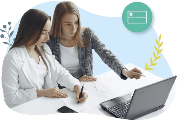 Dos mujeres trabajan juntas en una computadora.