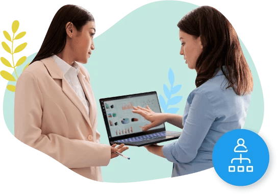 Dos mujeres analizando los resultados de una consultoría AEO