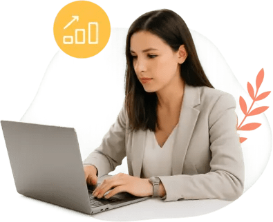 Una mujer usando un laptop.