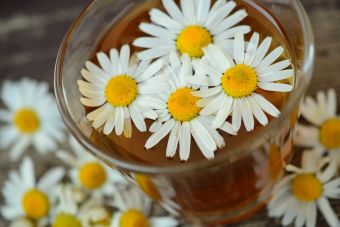 Infusión de manzanilla para ojeras