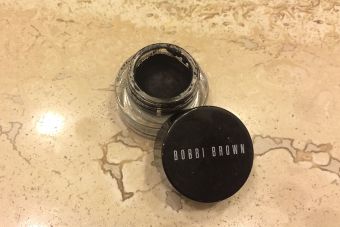 Logra una mirada definida con el delineador en gel de Bobbi Brown