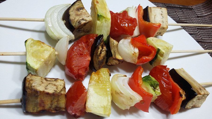 Prepara brochetas de vegetales - cookcina