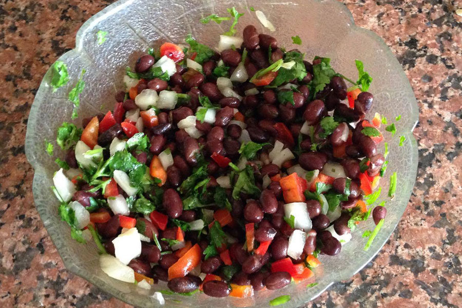 Prepara una ensalada de porotos negros cookcina