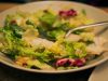 Ensalada de queso cabra, palta y nueces