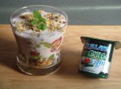 Prepara un Parfait de Yoghurt Griego Light con berries y granola