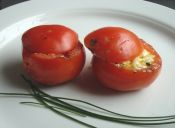 Prepara tomates rellenos con salsa roquefort