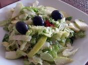 Cómo hacer una ensalada de lechuga con manzana y crema