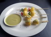 Cómo hacer papas en pincho con salsa picosa