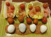 Prepara una ensalada de cogollos de lechuga con camarones y tomates cherry