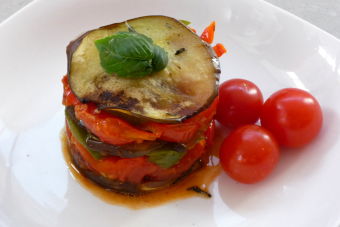 Prepara una terrina de berenjena y pimentones