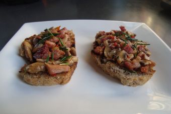 Prepara un Crostini con Dip de Tocino y Champiñones