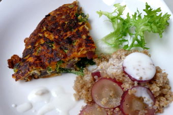 Pepara una tortilla de zanahoria y hojas de apio