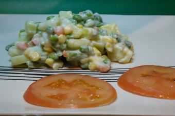 Cómo preparar una ensalada rusa vegana